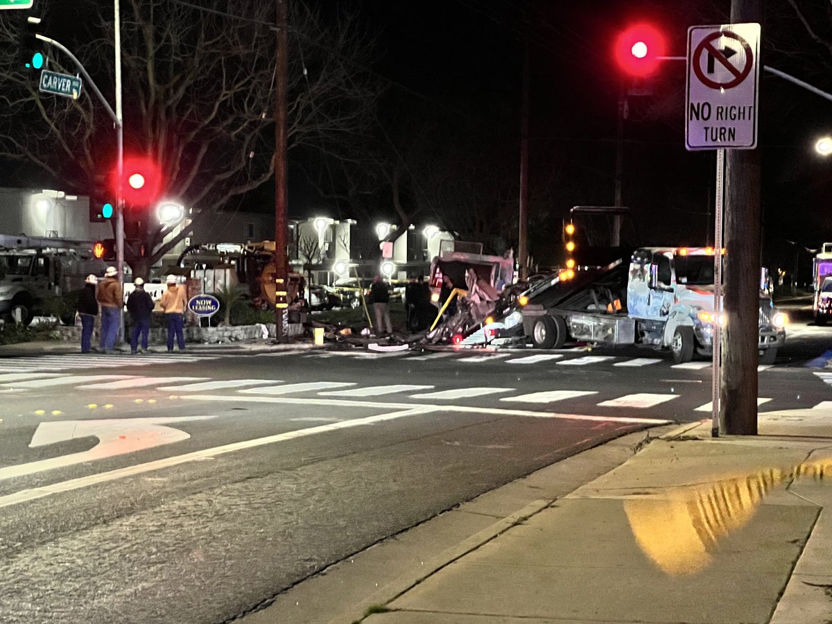 .⁦@ModestoPolice⁩ still at the scene of this afternoon's triple fatal crash at West Briggsmore Ave and Carver Rd. Traffic being diverted on various streets near crash site