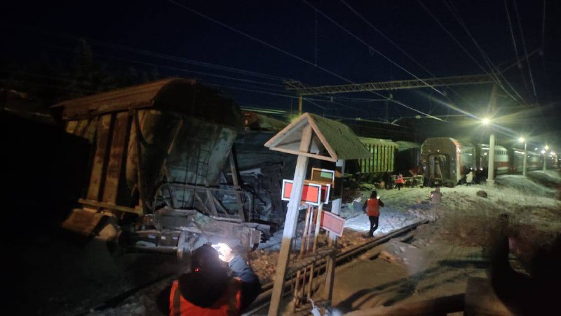 2 treni si sono scontrati nella regione di Murmansk in Russia, 3 vagoni ferroviari del treno passeggeri sono deragliati, almeno 14 feriti