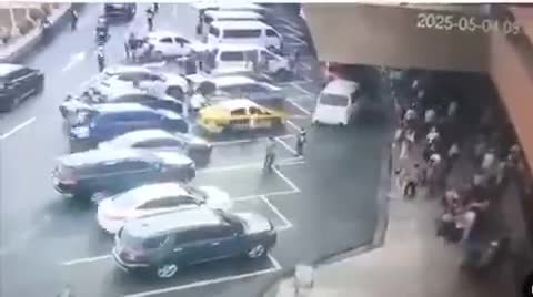 CCTV görüntüleri, 4 Mayıs Pazar sabahı bir SUV'nin NAIA Terminal 1'in kalkış girişine çarptığını gösteriyor. Polise göre olayda iki kişi öldü, üç kişi yaralandı. (Video Raoul Esperas'ın izniyle)