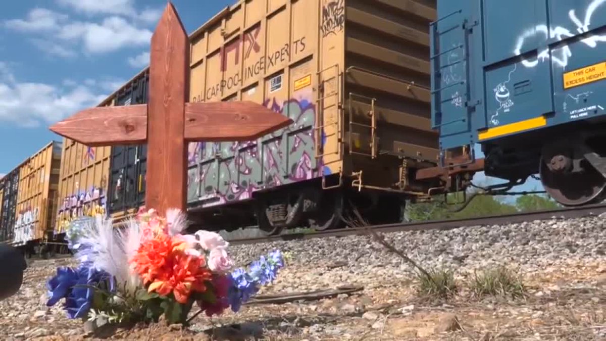 Mother, her 2 daughters among 5 killed in collision between train and van
