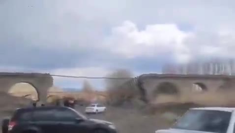 Un pont détruit par une frappe aérienne près de Zanjan, en Iran - plusieurs ponts, et même des autoroutes, semblent avoir été ciblés à travers l'Iran